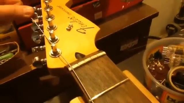 How to string grover locking tuners.. смотреть онлайн