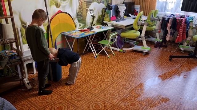 Восстановление после дома ребёнка | Серёжа впервые моет полы смотреть онлайн