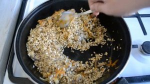 Перловая каша с овощами - луком, морковью, грибами в сковороде без замачивания