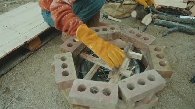 자작 오두막에서 3일간의 겨울나기 캠핑 / 첫 목공방을 만들다! 마을이 되어가는 중 / 벽돌로 만든 화덕과 장작 통닭구이 / 삼겹살과 가리비 / DIY집꾸미기 смотреть онлайн