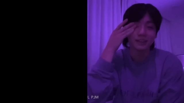 (Eng Sub) Jungkook Reacts to Love Letters by Army and gets Emotional and Cries смотреть онлайн