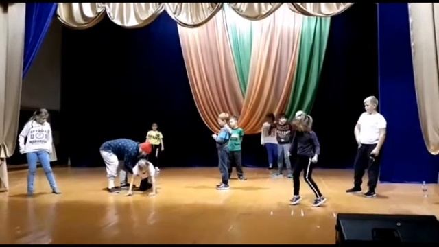 Занятия в танцевальном кружке "Мотыльки" смотреть онлайн