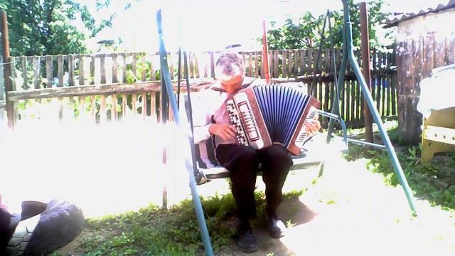 Папа классно играет на баяне -Dad famously playing the accordion смотреть онлайн