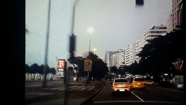 А почему везде горит зеленый?А потому,что за рулём в сАмбу влюбленный☝??.Гонки по Авенида Атлантика смотреть онлайн