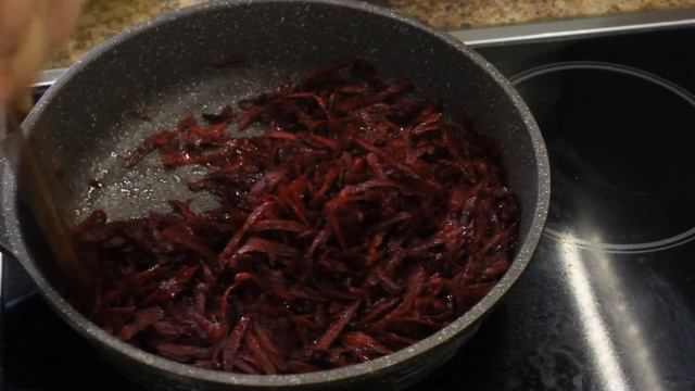 Борщ в казане с говядиной.mp4