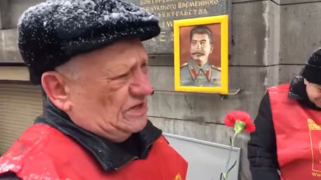 Активисты партии Коммунисты России провели акцию памяти Сталина в Петербурге