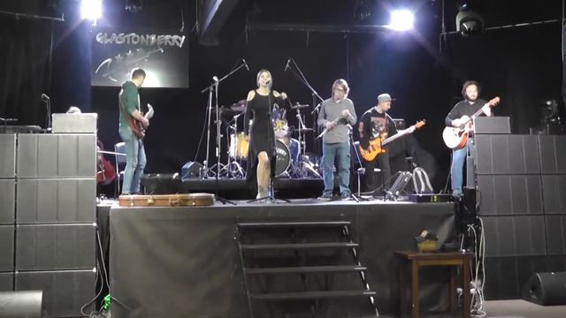 Репетиция в клубе GLASTONBERRY смотреть онлайн