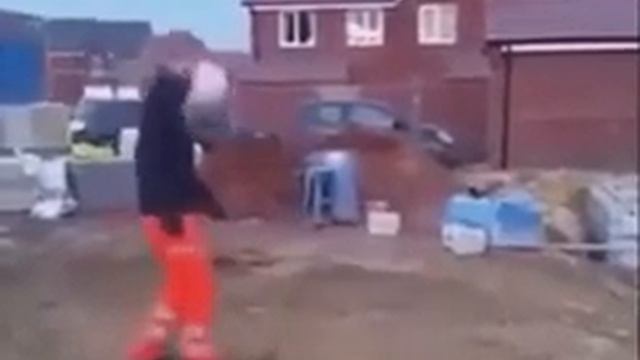 Как надеть каску без помощи рук . смотреть онлайн