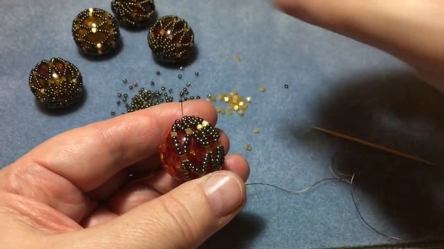 Даём бусам новую жизнь. Оплетение бусины сеткой. смотреть онлайн