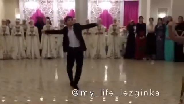 Асхаб Вахарагов , классный танец♥ смотреть онлайн