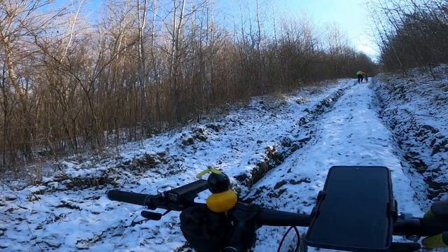 Покатушка в снежные горы.Тяжелые 28 КМ.Кабанья тропа. 20.01.22.Получится перебраться через речку? смотреть онлайн