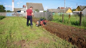 Мотоблок пашет сам ! )