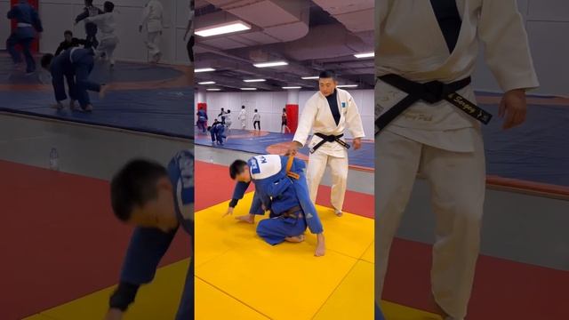 Seoi-Otoshi -бросок через спину с колен.Школа по дзюдо в Астане ORTUS.KZ,тренер Сергей Александрови смотреть онлайн