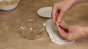 ЛАЙФХАК #3 ○ Как БЫСТРО и ПРОСТО очистить ОРЕХИ от оболочки