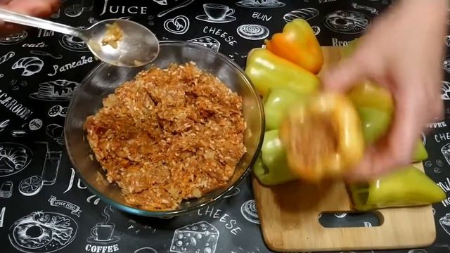 ОЧЕНЬ ВКУСНЫЙ ФАРШИРОВАННЫЙ ПЕРЕЦ / Перец фаршированный мясом и рисом в томатно-сметанном соусе смотреть онлайн