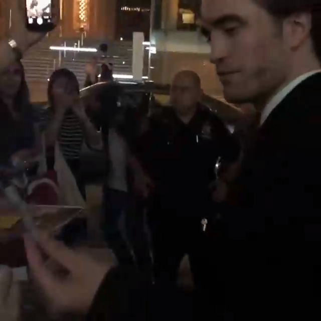 Rob firmando autografos y tomandose selfies - cinoca - смотреть онлайн