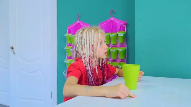 КАРАТИСКА в школе!! Как ее подружить с девочками с канала Two Sisters Sobol?