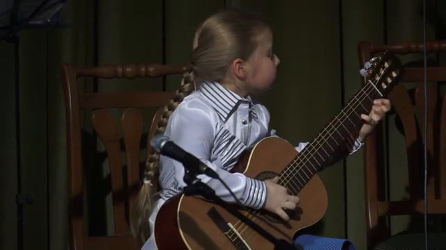 153 Совсем юная девушка играет на гитаре Очень достойно! смотреть онлайн