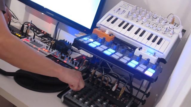 ITKN: advent analog02► Korg Volca Bass Beats Sample→Arturia Microbrute смотреть онлайн