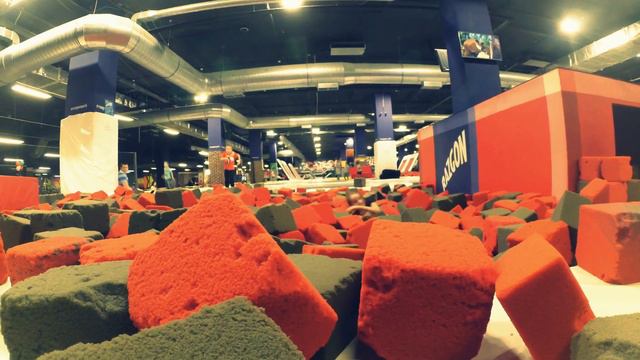 Батутный парк Разгон Екатеринбург. Прыжок в бассейн с поролоновыми кубиками. смотреть онлайн