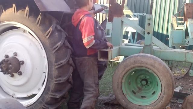 Самодельный трактор,ремонт передней балки и регулировка плуга. смотреть онлайн