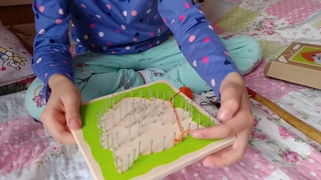 Картина из цветных ниток и гвоздиков. Фрося раскрывает секреты плетения нитью. смотреть онлайн