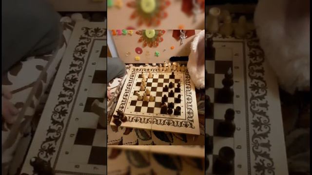 СЫН ИГРАЕТ С ПАПОЙ В ШАХМАТЫ ДОМА. АЛЕКСЕЙ 7 ЛЕТ. БЕРИ ПРИМЕР!!! 👍👍👍😀 смотреть онлайн