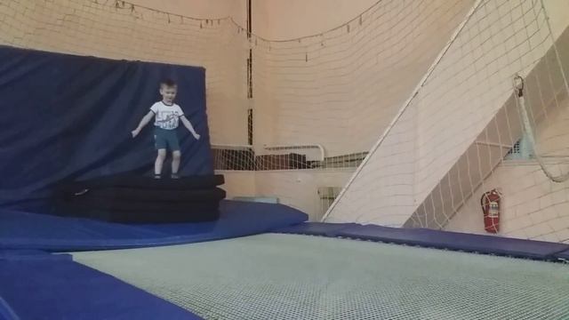 Кувырок вперед на батуте Артемий 4.8