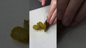 Куриные отбивные с солёными огурцами в духовке