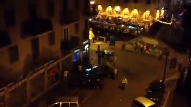 Rissa violenta sui Navigli a Milano смотреть онлайн