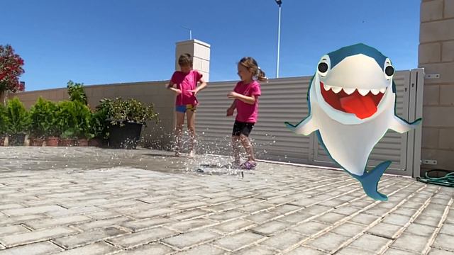 Акуленок Baby Shark Песенка для детей Весёлая игра с разноцветными шариками Song for kids смотреть онлайн
