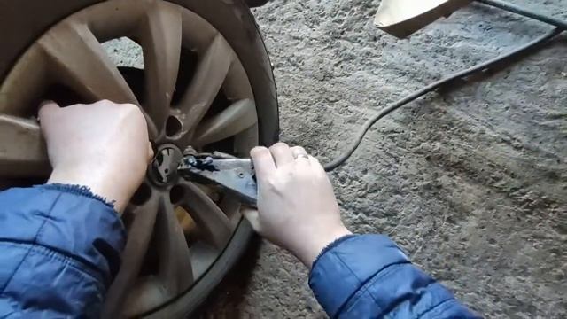 КАК ОТКРУТИТЬ секретный болт на калесе,без ключа смотреть онлайн