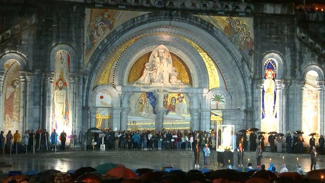 Procession Mariale aux flambeaux at the Sanctuaire de Lourdes | 14October 2023 смотреть онлайн