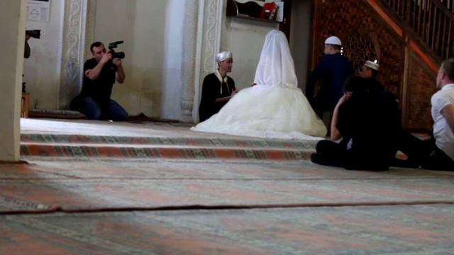 Свадьба в мечети Ханского дворца в Бахчисарае. Внутри мечети. Никах. смотреть онлайн