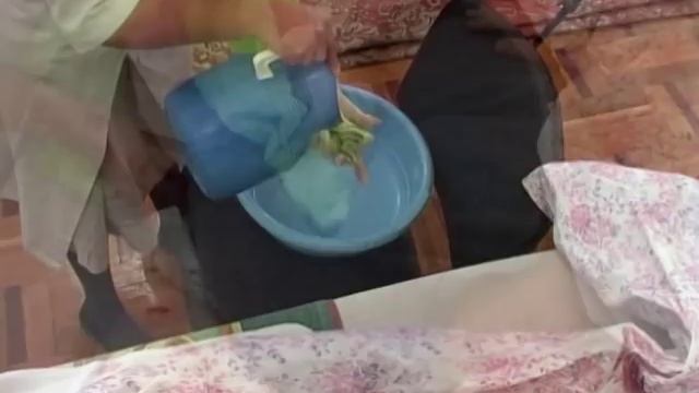 Уход за больными: смена рубашки в положении лежа смотреть онлайн