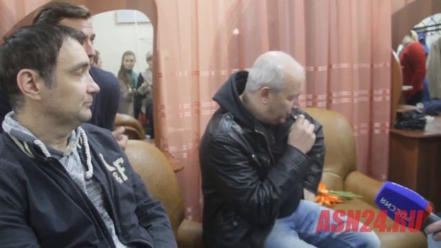 Актер Дмитрий Марьянов «парит» прямо во время интервью смотреть онлайн