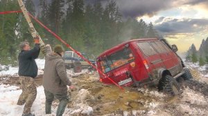 Как её вытащить? Эвакуация Лютой Маршрутки на бездорожье