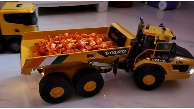 Bruder Wheel Loader Loading Candies - Volvo A60H RC - RC Construction - Dump Truck смотреть онлайн