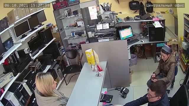 Малой в сервисном центре по ремонту компьютеров смотреть онлайн