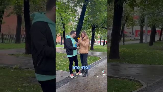 Девушка дарит подарок. Реакция парня. Хочу 13 айфон смотреть онлайн