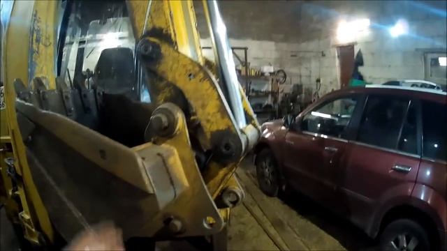 экскаватор-погрузчик CAT428b. зачем так шприцевать трактор и болтовня про то и се)))