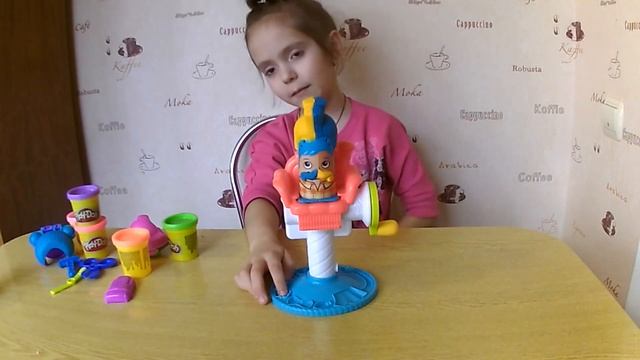 Play Doh "СУМАСШЕДШИЕ ПРИЧЕСКИ"/ Barber Play Doh "Crazy hairstyles" смотреть онлайн
