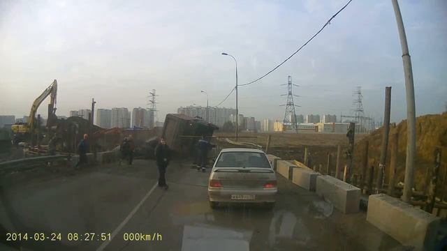 Самосвал провалился яму . смотреть онлайн