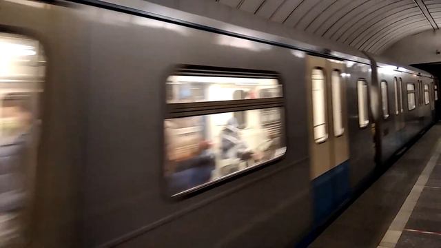 Метропоезд Ока прибывает на станцию метро Савёловская. смотреть онлайн