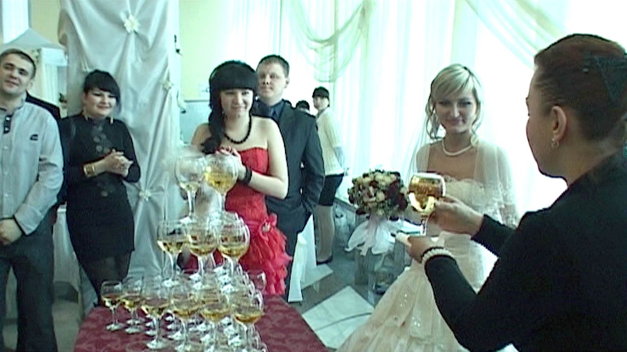 Грандиозная встреча молодожёнов в ресторане смотреть онлайн