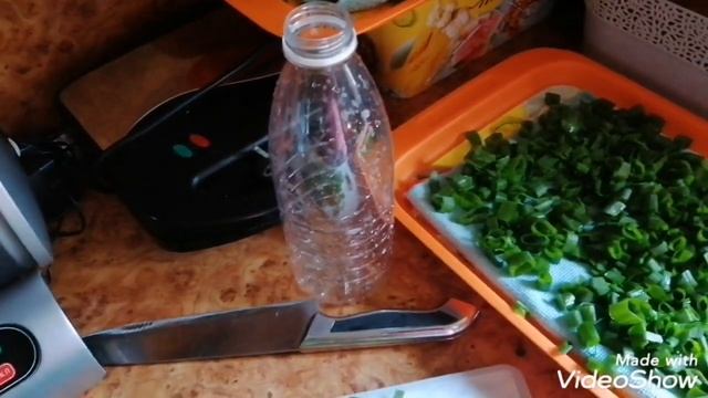 Заморозка зелени. Как заморозить зелёный лук в бутылке. Заготовки на зиму. смотреть онлайн