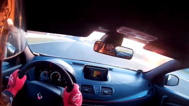 Renault Megane 3 RS CUP-S on Nürburgring GP + 2xMegane RS + Porsche-Driver Battle смотреть онлайн