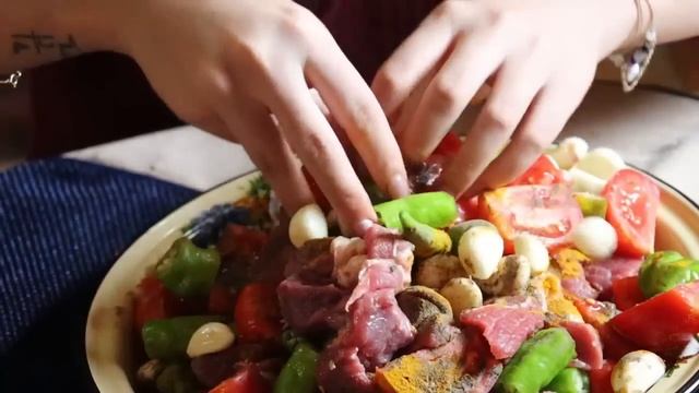 Cooking "testi kebab" of Turkish kebab in the fireplace смотреть онлайн