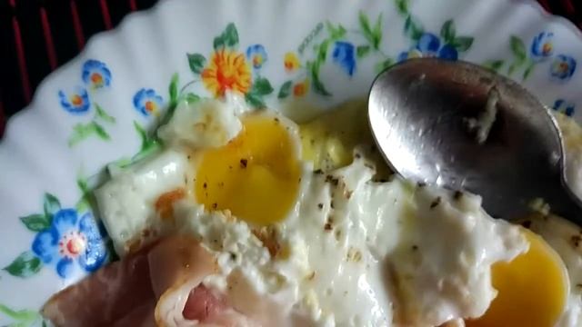 Мой завтрак. Яичница, бекон, морковка по-корейски смотреть онлайн