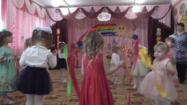 Танец с ленточками (малыши) смотреть онлайн